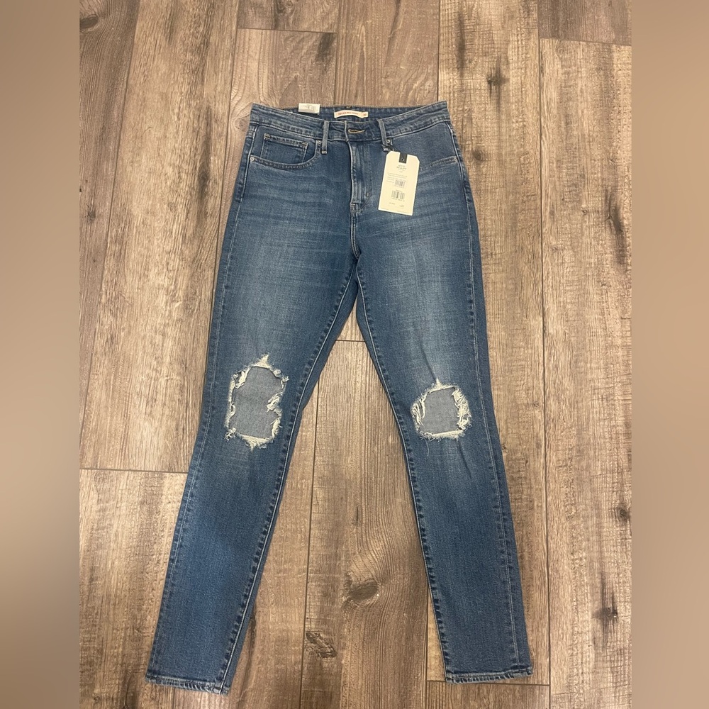 Levi’s High Rise Skinny Jean. Distressed knees.